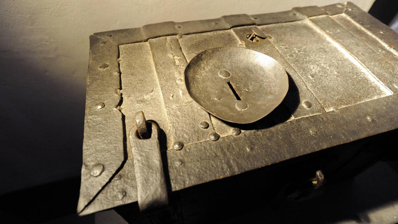 Im Kasten sollte das Geld fröhlich klingen. Ablasskasten ausgestellt im Lutherhaus in Wittenberg Im Kasten sollte das Geld fröhlich klingen. Ablasskasten ausgestellt im Lutherhaus in Wittenberg