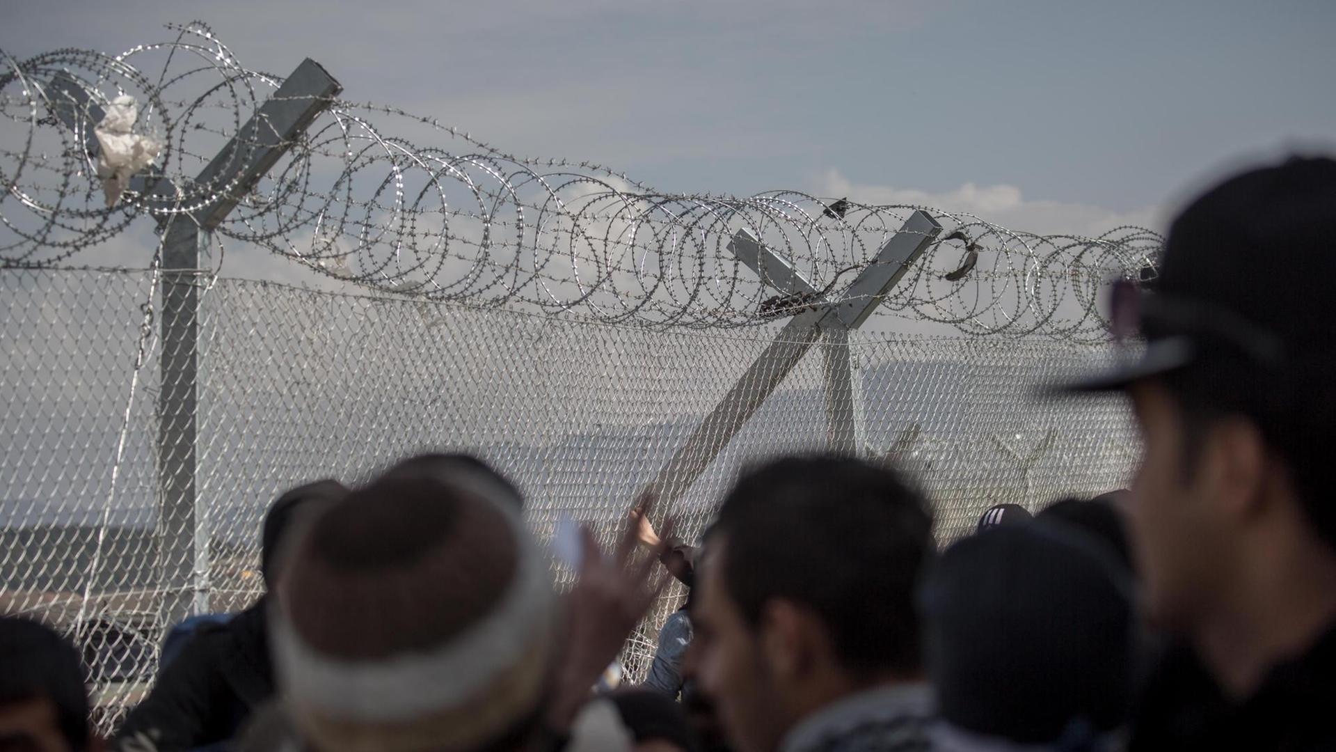 In Idomeni an der griechisch-mazedonischen Grenze stehen am 2.3.2016 Flüchtlinge vor einem Grenzzaun. In Idomeni an der griechisch-mazedonischen Grenze stehen am 2.3.2016 Flüchtlinge vor einem Grenzzaun.