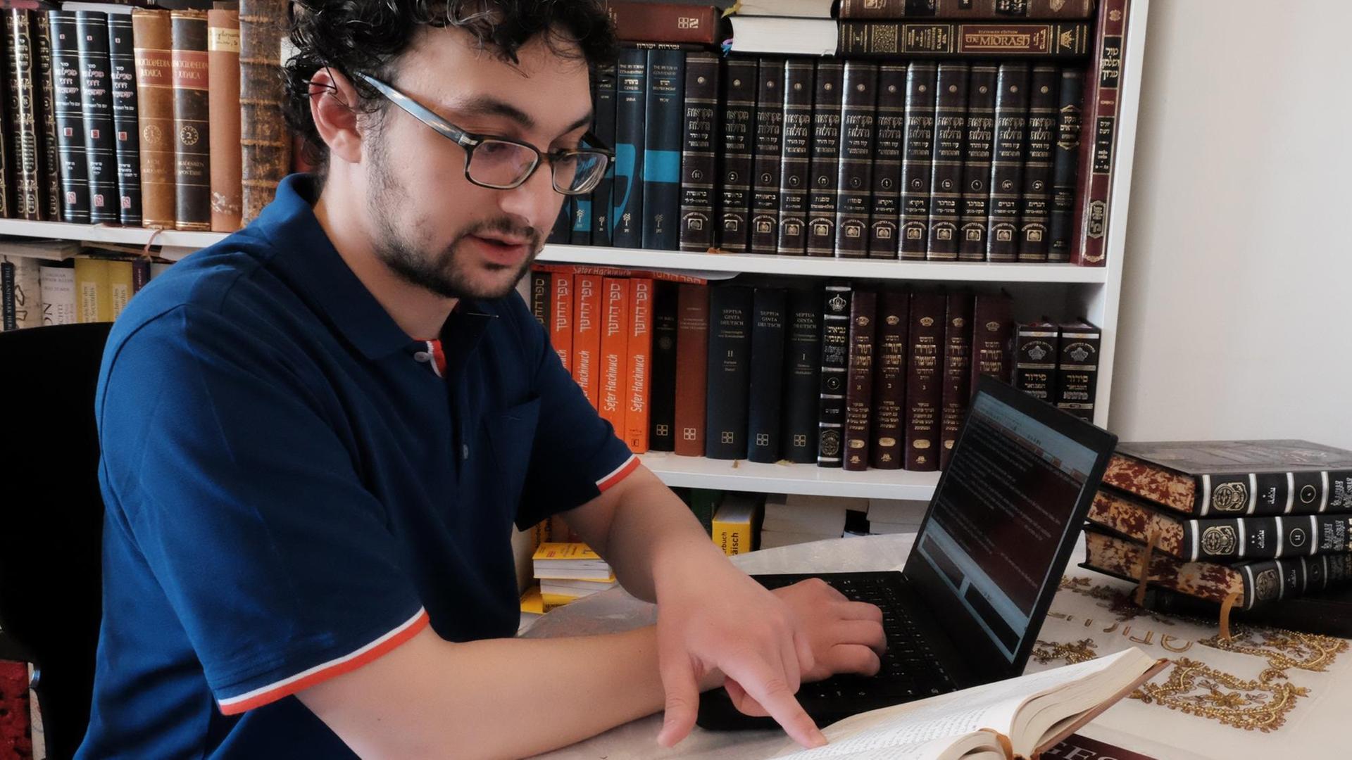 Igor Itkin, Student am orthodoxen Rabbinerkolleg, bei der Arbeit. Igor Itkin, Student am orthodoxen Rabbinerkolleg, bei der Arbeit.