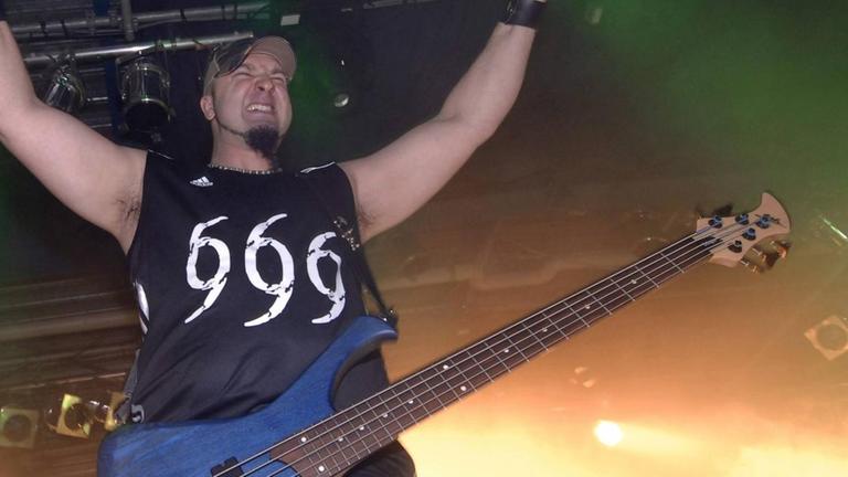Bassist Make (GER/Dryrot) während eines Konzertes in München Bassist Make (GER/Dryrot) während eines Konzertes in München