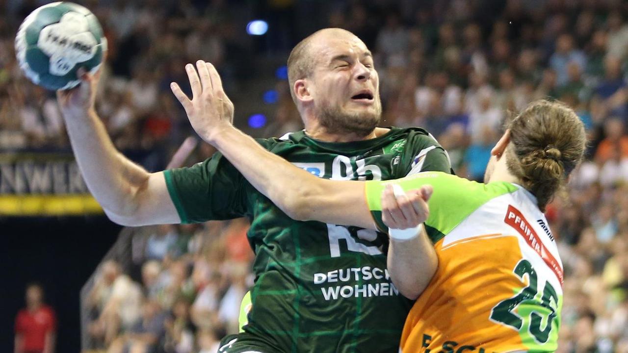 Schmerzhafter Moment: Berlins Handballer Paul Drux (links) wird geblockt von Olle Forsell-Schefvert aus Wetzlar. Schmerzhafter Moment: Berlins Handballer Paul Drux (links) wird geblockt von Olle Forsell-Schefvert aus Wetzlar.