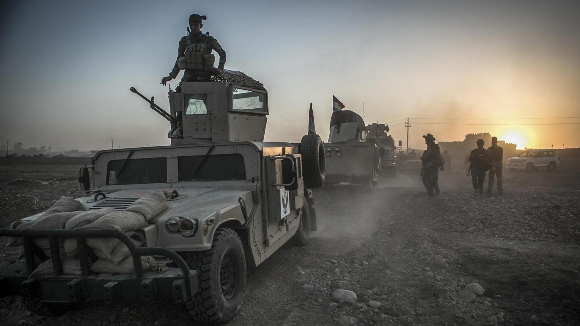 Kurdische Kämpfer haben im Nordirak eine Offensive gegen die Terrormiliz Islamischer Staat (IS) gestartet. Hier verlassen einige von ihnen ihren Stützpunkt. Kurdische Kämpfer haben im Nordirak eine Offensive gegen die Terrormiliz Islamischer Staat (IS) gestartet. Hier verlassen einige von ihnen ihren Stützpunkt.