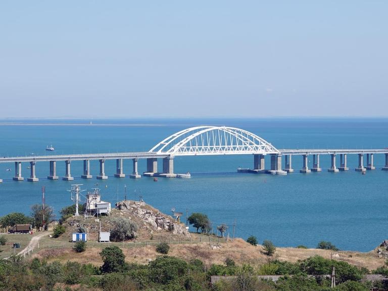 Die Brücke bei Kertsch verbindet die Halbinsel Krim mit Russland.