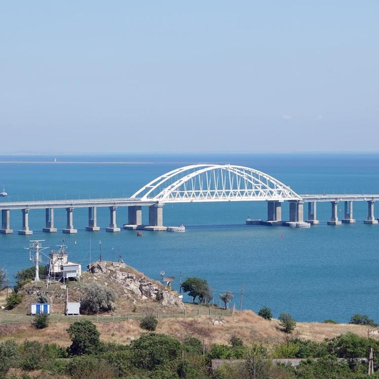 Die unter Protest der Ukraine und internationalen Weltgemeinschaft gebaute Krim-Brücke zwischen dem Ort Kertsch auf der Halbinsel Krim und dem russischen Kernland. 