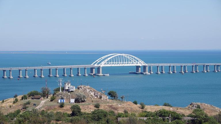 Die unter Protest der Ukraine und internationalen Weltgemeinschaft gebaute Krim-Brücke zwischen dem Ort Kertsch auf der Halbinsel Krim und dem russischen Kernland. 