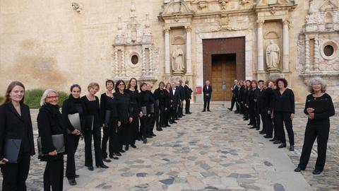 Gruppenbild des Chores vor der Klosterkirche im spanischen Poblet.