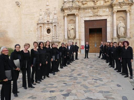 Gruppenbild des Chores vor der Klosterkirche im spanischen Poblet.