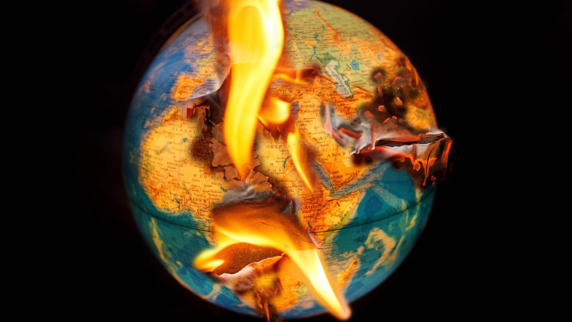 Brennender Planet Erde aus dem All betrachtet.