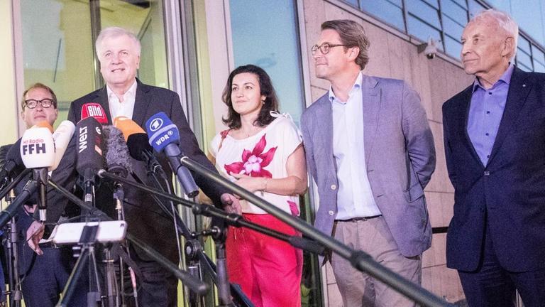 02.07.2018, Berlin: Horst Seehofer (CSU), Bundesminister des Innern, für Bau und Heimat, kommt aus dem Konrad-Adenauer-Haus. Die Unionsparteien haben eine Einigung im Asylstreit gefunden. Foto: Michael Kappeler/dpa | Verwendung weltweit 02.07.2018, Berlin: Horst Seehofer (CSU), Bundesminister des Innern, für Bau und Heimat, kommt aus dem Konrad-Adenauer-Haus. Die Unionsparteien haben eine Einigung im Asylstreit gefunden. Foto: Michael Kappeler/dpa | Verwendung weltweit