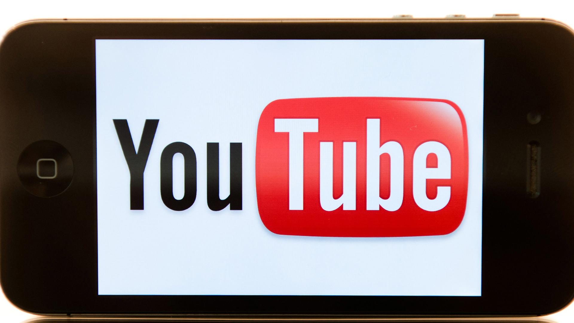 Das Logo des Videoportals YouTube ist auf einem i-Phone zu sehen, aufgenommen am 23.08.2012 in Berlin. Das Logo des Videoportals YouTube ist auf einem i-Phone zu sehen, aufgenommen am 23.08.2012 in Berlin.