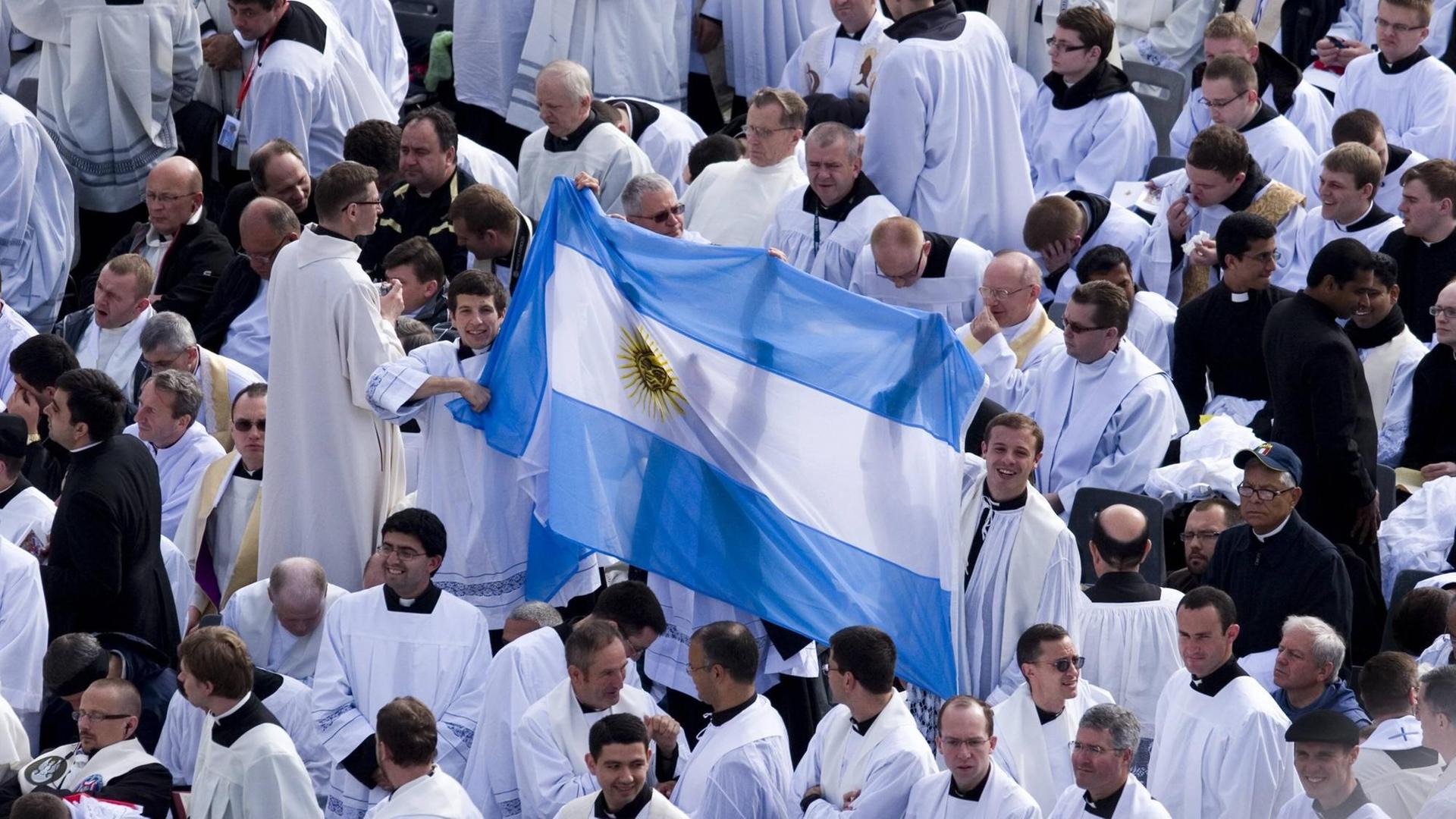Zeremonie zur Seligsprechung von Papst Johannes Paul II. in Rom. Im Bild: Argentinische Priester Zeremonie zur Seligsprechung von Papst Johannes Paul II. in Rom. Im Bild: Argentinische Priester