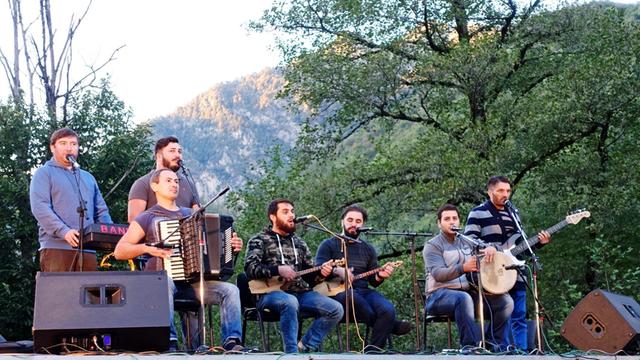 Bani - eine Band aus Georgien - bei einem Auftritt im Pankisi-Tal, einer Bergregion an der georgisch-russischen Grenze.