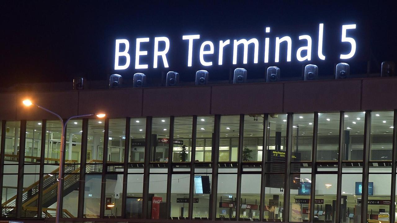Das Terminal 5 des neuen Flughafens mit Leuchtbuchstaben. Das Terminal 5 des neuen Flughafens mit Leuchtbuchstaben.