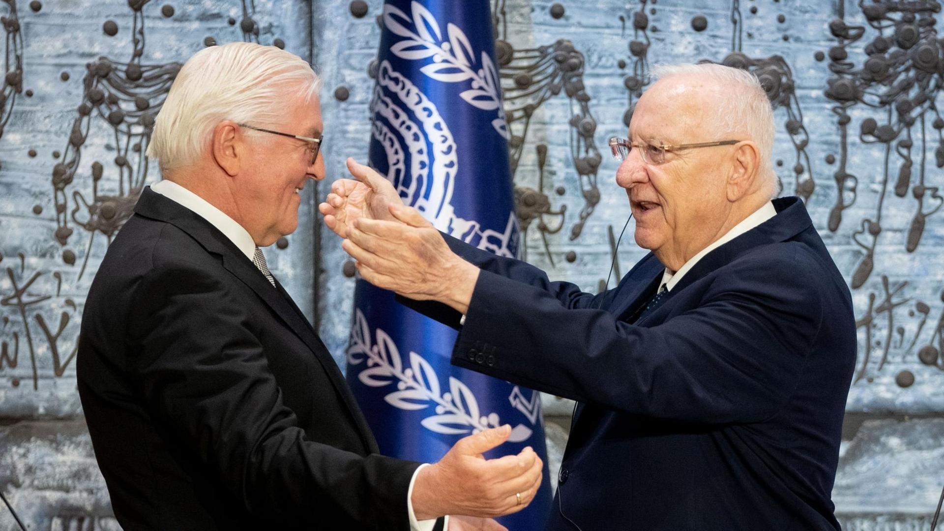 Bundes-Präsident Frank-Walter Steinmeier (links) und der israelische Präsident Reuven Rivlin umarmen sich. Bundes-Präsident Frank-Walter Steinmeier (links) und der israelische Präsident Reuven Rivlin umarmen sich.