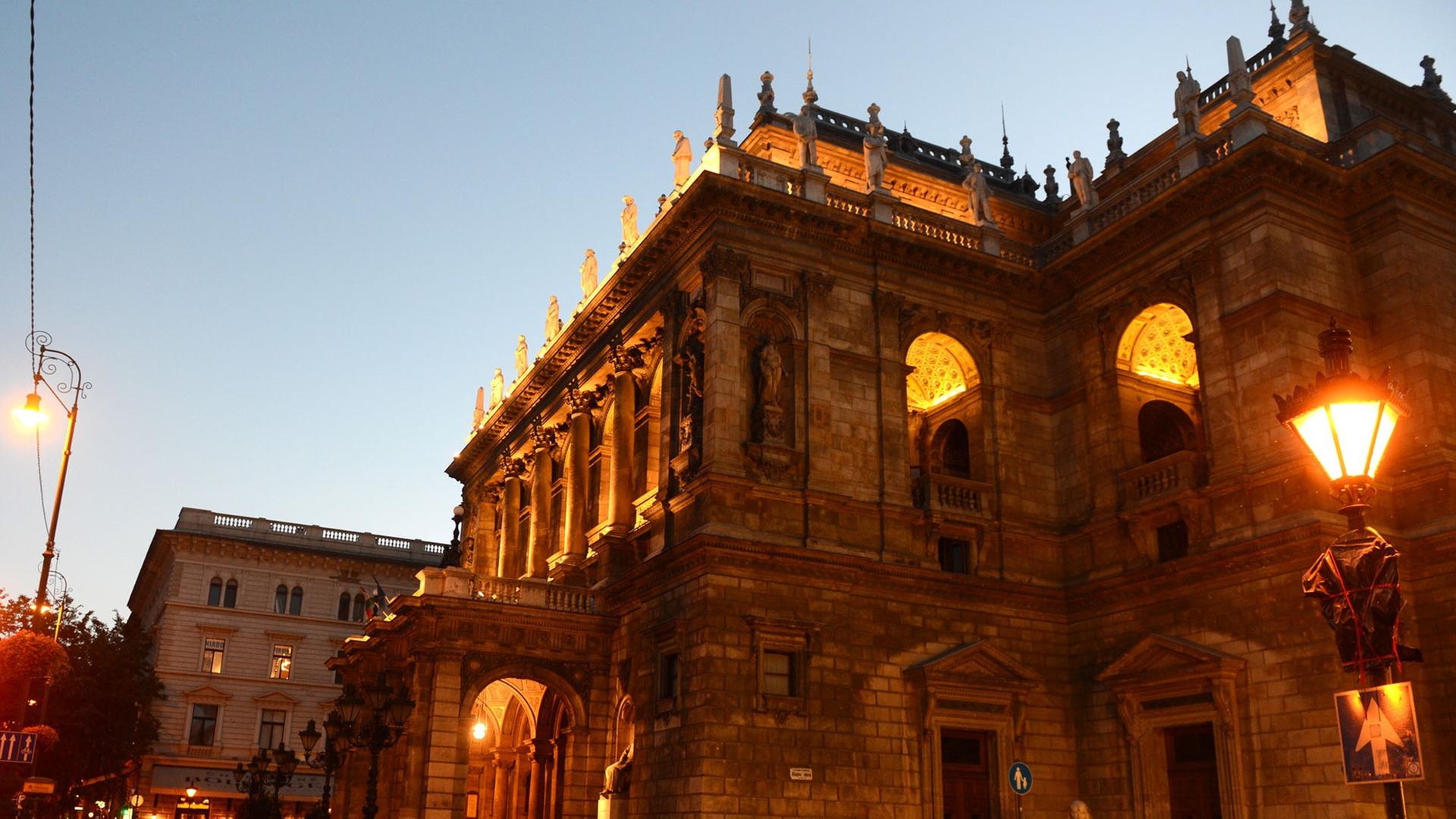 Das Gebäude der Ungarischen Staatsoper in Budapest am Abend stimmungsvoll angestrahlt.