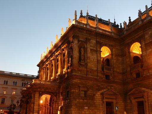 Das Gebäude der Ungarischen Staatsoper in Budapest am Abend stimmungsvoll angestrahlt.