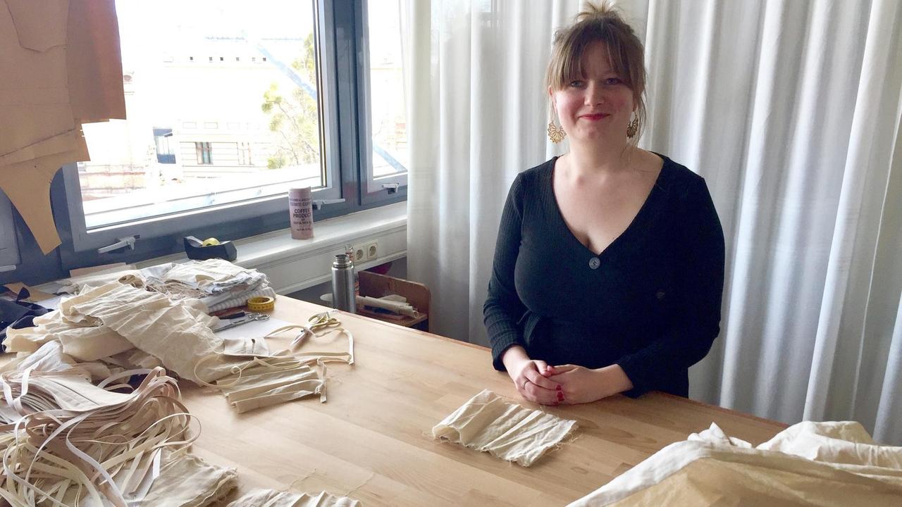 Herrengewandmeisterin Teresa Baumgärtel schneidet Nesselstoff für Mund- und Nasenmasken zurecht. Herrengewandmeisterin Teresa Baumgärtel schneidet Nesselstoff für Mund- und Nasenmasken zurecht.