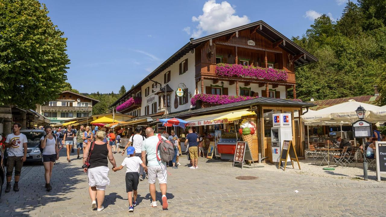 Ortsansicht mit blumengeschmückten bayrischen Häusern, Fußgängerzone und Souvenirläden. Ortsansicht mit blumengeschmückten bayrischen Häusern, Fußgängerzone und Souvenirläden.