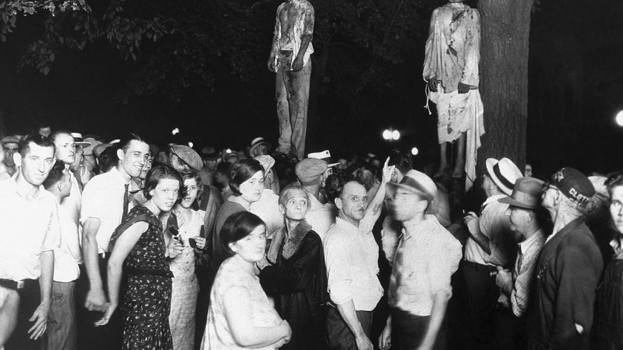 Zwei Menschen wurden gehängt, umringt von vielen Menschen. Zwei Menschen wurden gehängt, umringt von vielen Menschen.