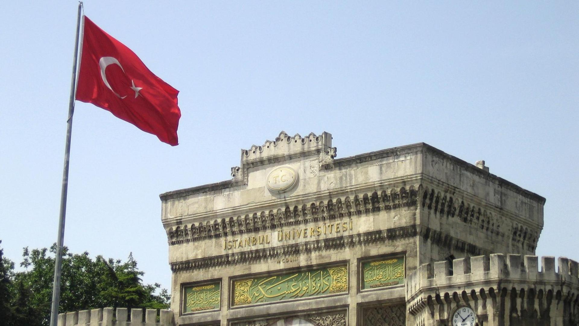 Die Universität Istanbul ist mit ihrer 550 jährigen Geschichte die älteste und traditionsreichste Universität der Türkei. Die Universität Istanbul ist mit ihrer 550 jährigen Geschichte die älteste und traditionsreichste Universität der Türkei.