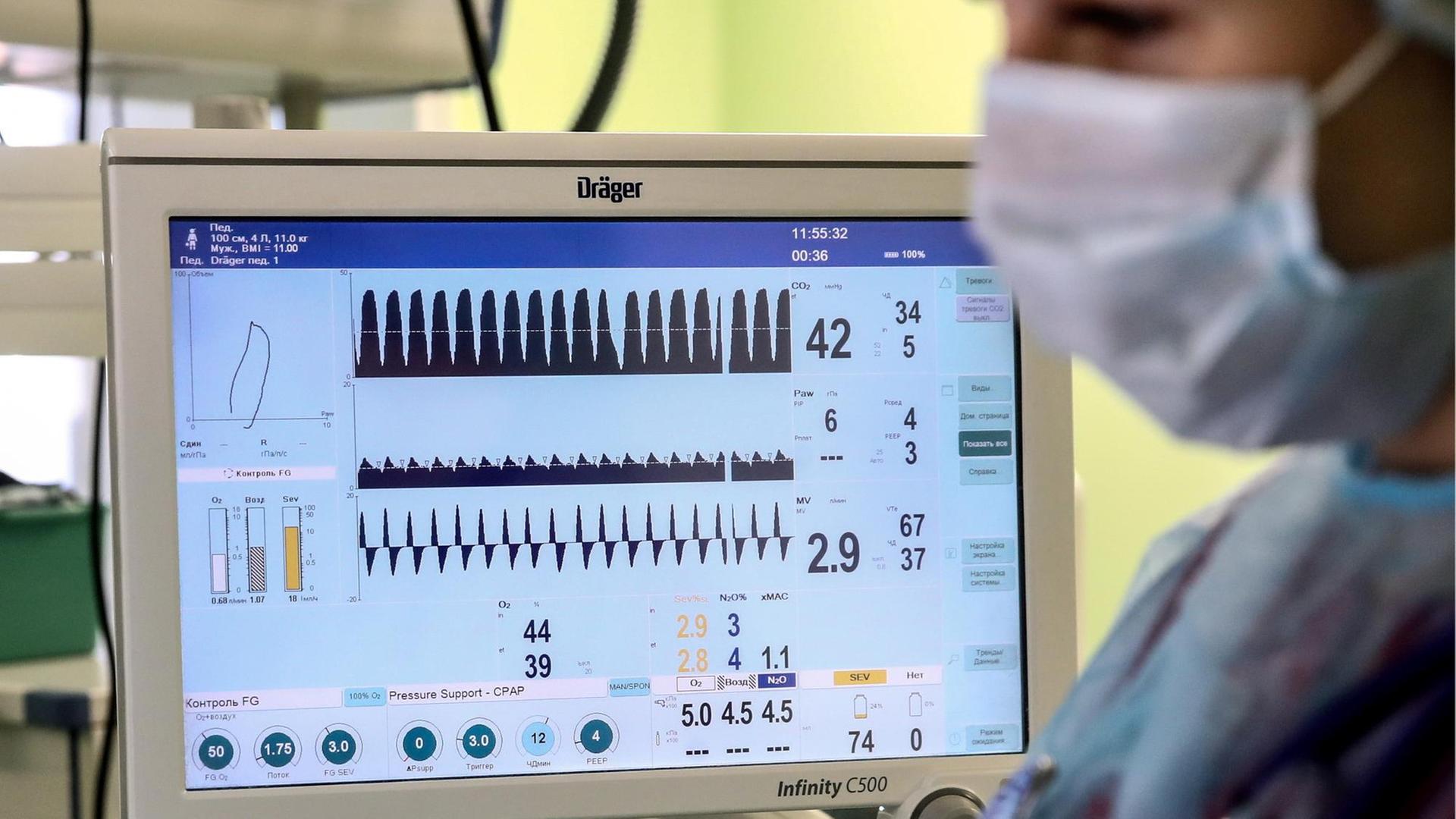 Ein Bildschirm in der Notaufnahme zeigt die Vitalparameter eines Patienten an. Ein Bildschirm in der Notaufnahme zeigt die Vitalparameter eines Patienten an.