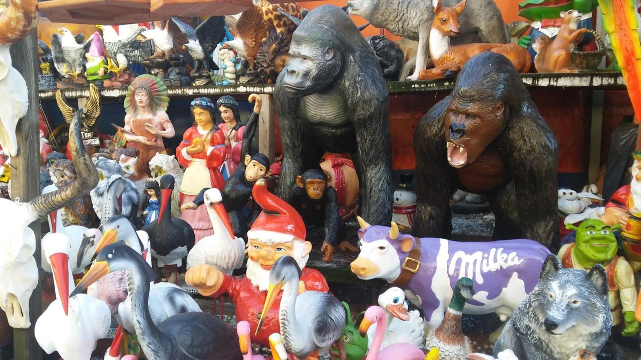 Kurioses Sortiment an billigen Plastikfiguren auf dem Polenmarkt Hohenwutzen. Kurioses Sortiment an billigen Plastikfiguren auf dem Polenmarkt Hohenwutzen.