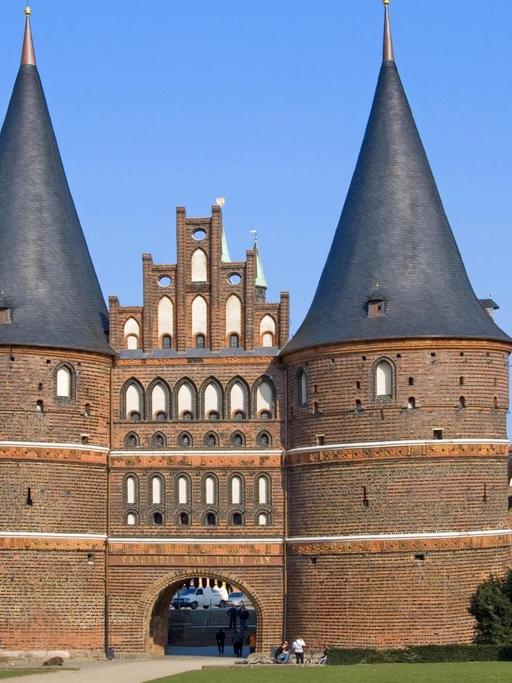 Deutschland, Schleswig-Holstein, Luebeck, L_beck, Holstentor, Marienkirche (links), Petrikirche (rechts) und Salzspeicher