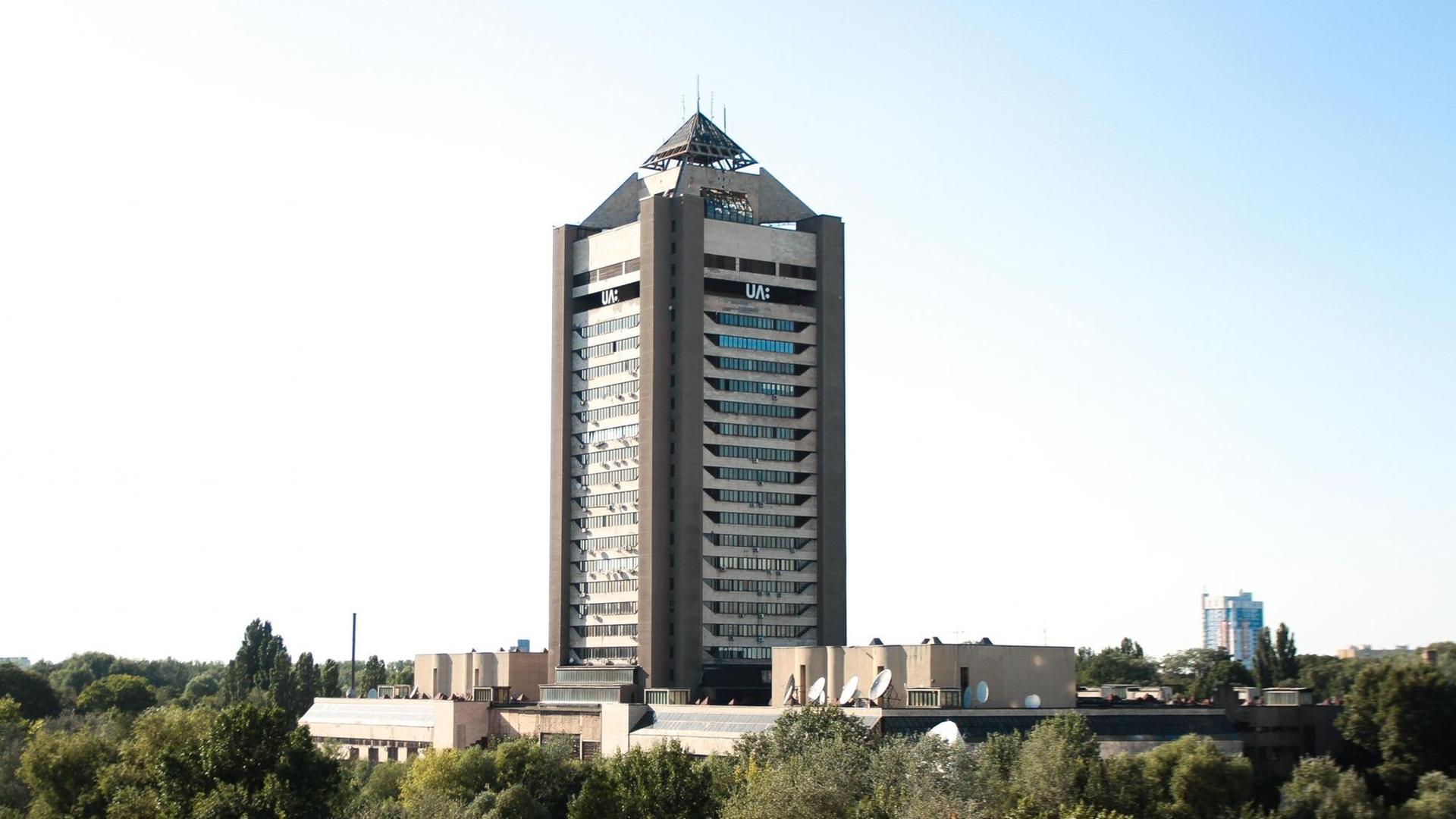 Das Gebäude des Senders UA:PBC in der Ukraine gebaut als ein viereckiges Hochhaus mit einem spitzen Dach Das Gebäude des Senders UA:PBC in der Ukraine gebaut als ein viereckiges Hochhaus mit einem spitzen Dach