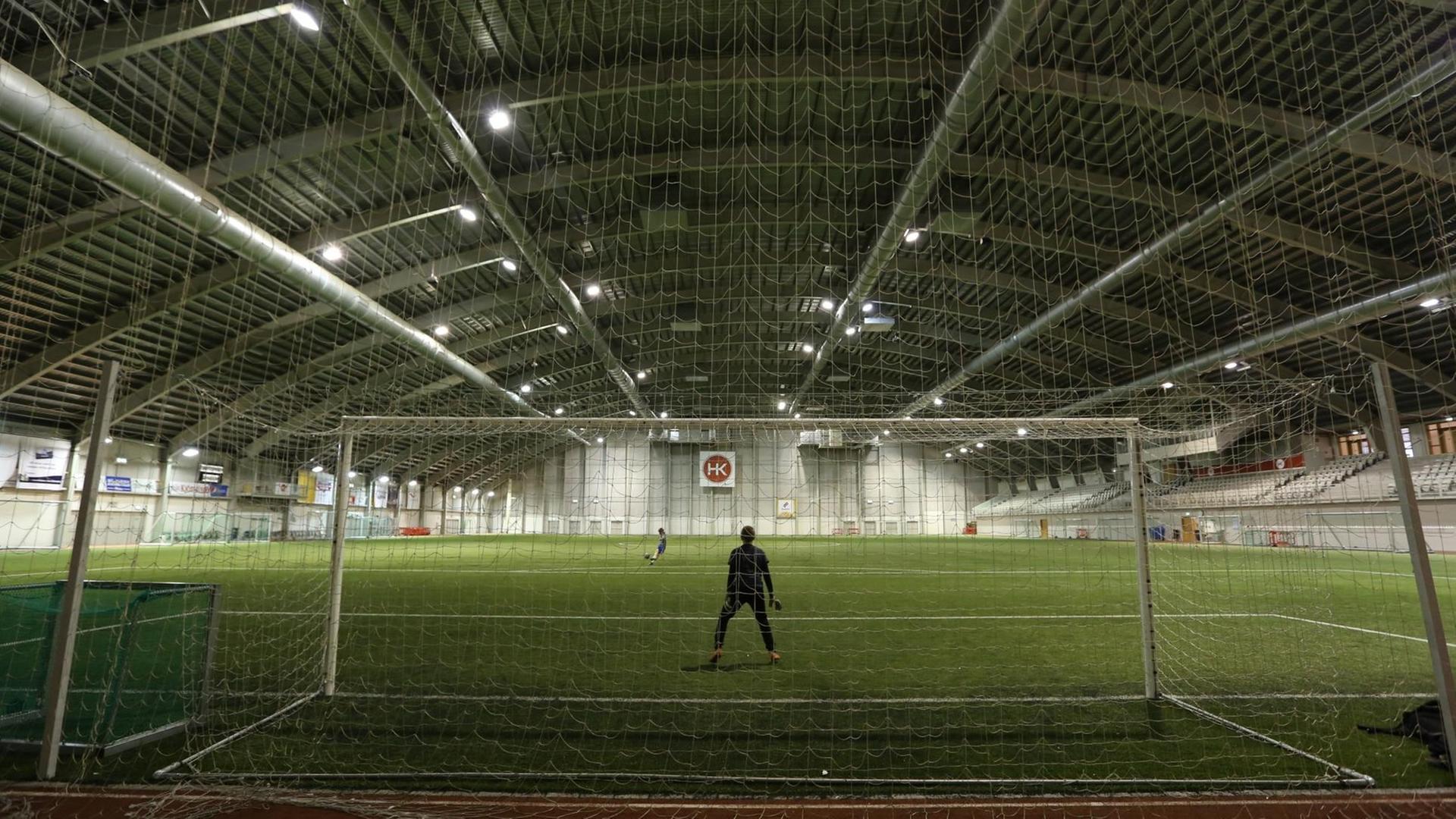 Die Halle Kórinn mit dem Kunstrasenplatz in Reykjavík Die Halle Kórinn mit dem Kunstrasenplatz in Reykjavík