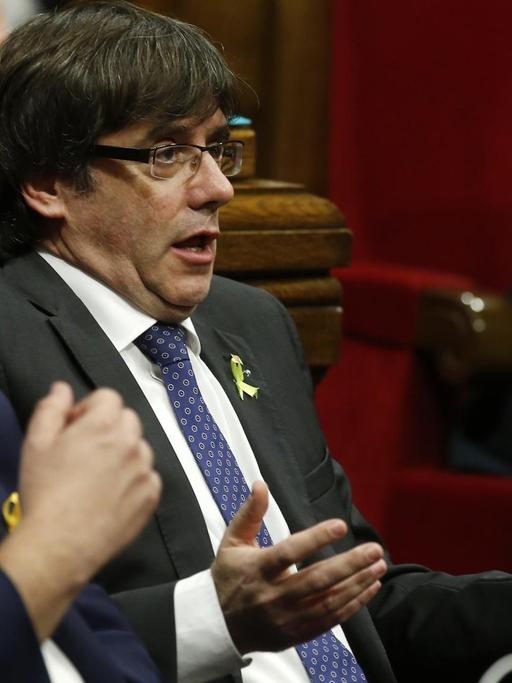 Der Chef der katalanischen Regionalregierung, Carles Puigdemont (r) gestikuliert am 27.10.2017 in Barcelona (Spanien) während einer Parlamentssitzung. Das Parlament der spanischen Region Katalonien hat mehrheitlich für einen Prozess zur Gründung eines unabhängigen Staates gestimmt.