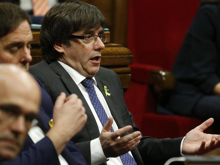 Der Chef der katalanischen Regionalregierung, Carles Puigdemont (r) gestikuliert am 27.10.2017 in Barcelona (Spanien) während einer Parlamentssitzung. Das Parlament der spanischen Region Katalonien hat mehrheitlich für einen Prozess zur Gründung eines unabhängigen Staates gestimmt.