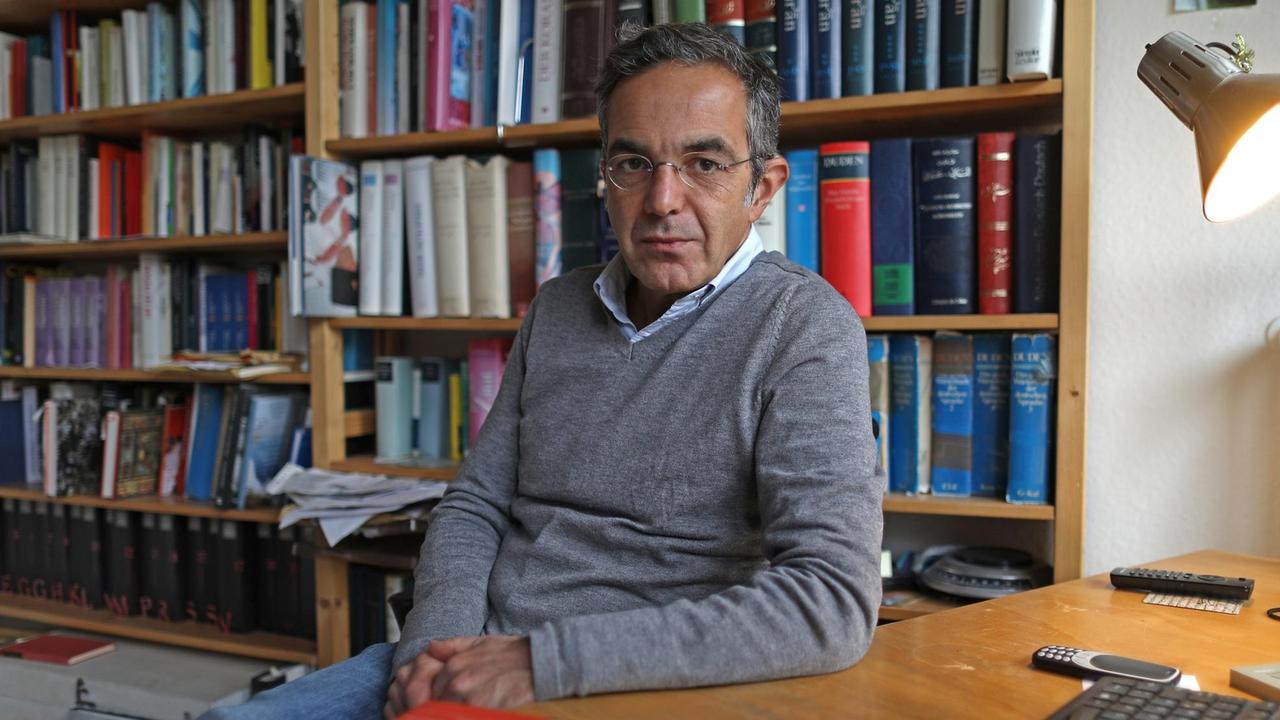 Navid Kermani, Schriftsteller, sitzt in seinem Arbeitszimmer. Navid Kermani, Schriftsteller, sitzt in seinem Arbeitszimmer.