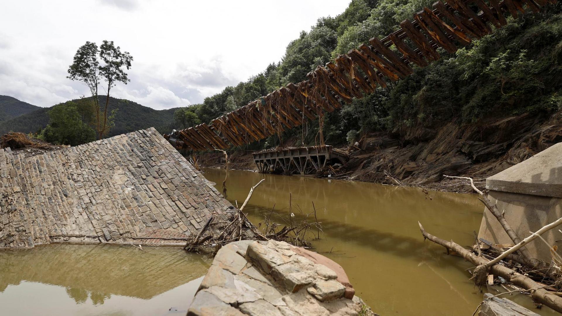 Aus brackigem Hochwasser ragen Trümmer eines Hauses Aus brackigem Hochwasser ragen Trümmer eines Hauses