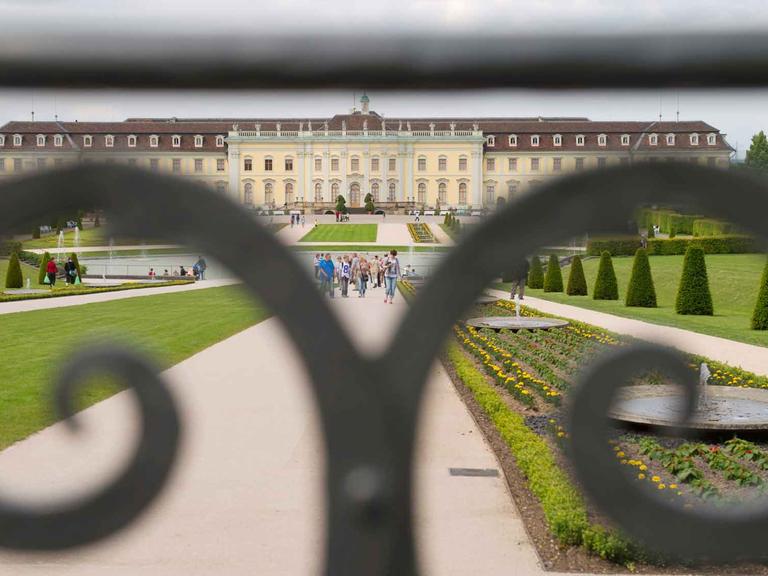 Besucher gehen am 18.05.2014 in Ludwigsburg (Baden-Württemberg) über das Gelände des Residenzschloss Ludwigsburg.