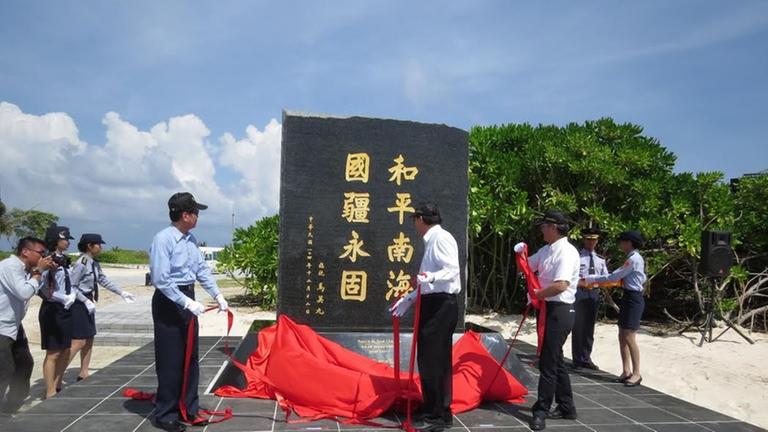 Taiwans Innenminister beim Besuch von Taiping im Südchinesischen Meer Mitte Dezember 2015. Er enthüllte ein Denkmal.