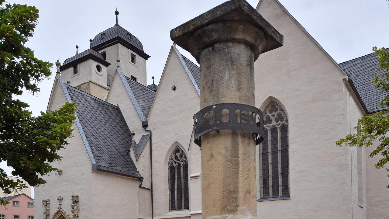 Gedenksäule für Pfarrer Oskar Brüsewitz vor der Michaeliskirche in Zeitz Gedenksäule für Pfarrer Oskar Brüsewitz vor der Michaeliskirche in Zeitz