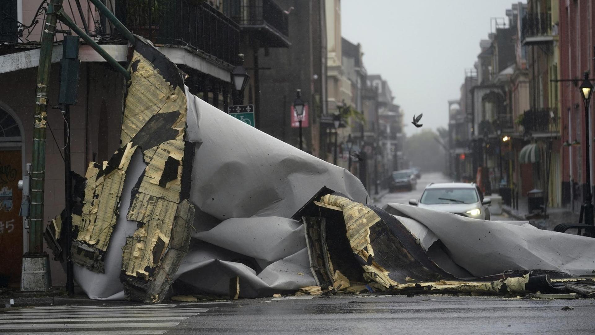Nach dem Sturm sind viele Häuser in der Stadt New Orleans kaputt. Nach dem Sturm sind viele Häuser in der Stadt New Orleans kaputt.