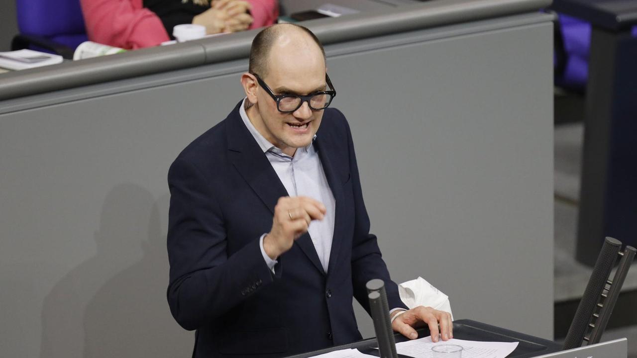 Der Bundestagsabgeordnete Janosch Dahmen (Grüne) während einer Rede. Der Bundestagsabgeordnete Janosch Dahmen (Grüne) während einer Rede.
