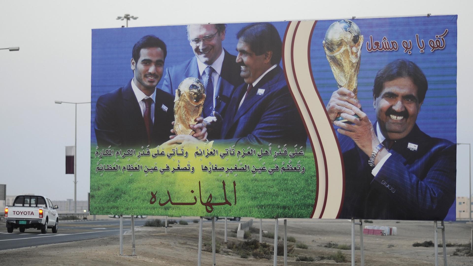 Plakat in Katar mit Werbung für die Fußball-Weltmeisterschaft.