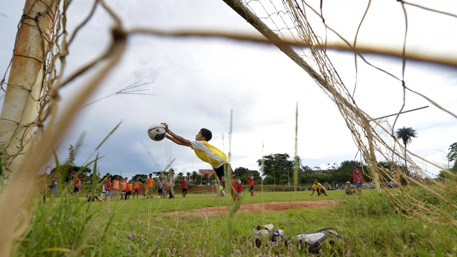 Fuballprojekt in einer Favela im brailianischen Bundesstaat Mato Grosso Fuballprojekt in einer Favela im brailianischen Bundesstaat Mato Grosso