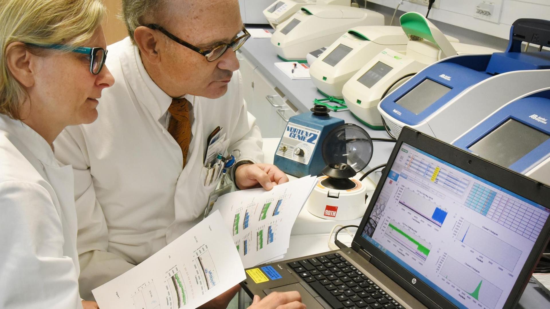 Im Forschungslaborzentrum vom Carreras- Haus der Universitätsklinik Leipzig arbeiten Prof. Dietger Niederwieser, Leiter der Hämatologie und Internistischen Onkologie mit der Biochemikerin Dr. Jacqueline Maier an einer Studie für eine spezielle Gentherapie, aufgenommen am 09.10.2017. Im Forschungslaborzentrum vom Carreras- Haus der Universitätsklinik Leipzig arbeiten Prof. Dietger Niederwieser, Leiter der Hämatologie und Internistischen Onkologie mit der Biochemikerin Dr. Jacqueline Maier an einer Studie für eine spezielle Gentherapie, aufgenommen am 09.10.2017.