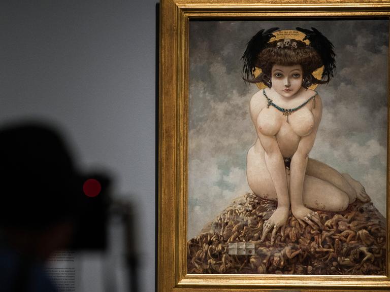 Städelmuseum in Frankfurt am Main: Ein Fotograf macht ein Foto von dem Gemälde "Sie She" von Gustav Adolf Mossa aus dem Jahr 1905
