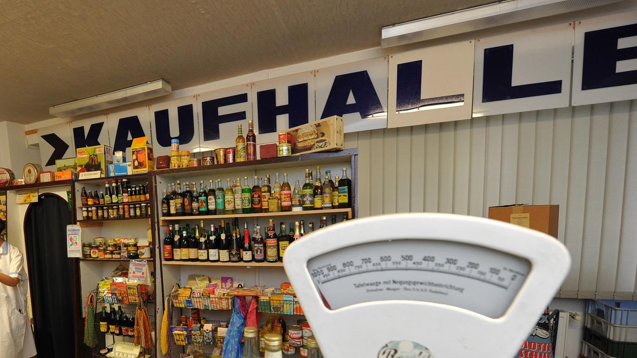 Eine komplette Kaufhalle samt Verkäuferinnenpuppe steht am 06.11.2014 in Radebeul (Sachsen) im 2006 eröffneten DDR-Museum "Zeitreise". Eine komplette Kaufhalle samt Verkäuferinnenpuppe steht am 06.11.2014 in Radebeul (Sachsen) im 2006 eröffneten DDR-Museum "Zeitreise".