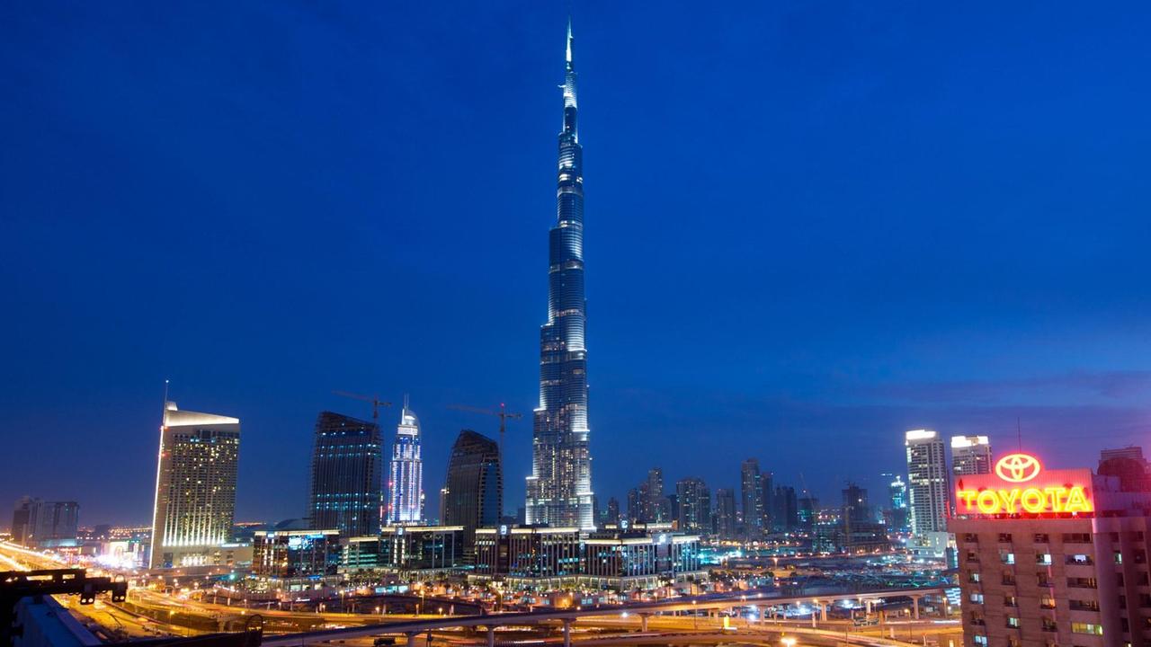Der Burj Khalifa überragt die Skyline von Dubai Der Burj Khalifa überragt die Skyline von Dubai