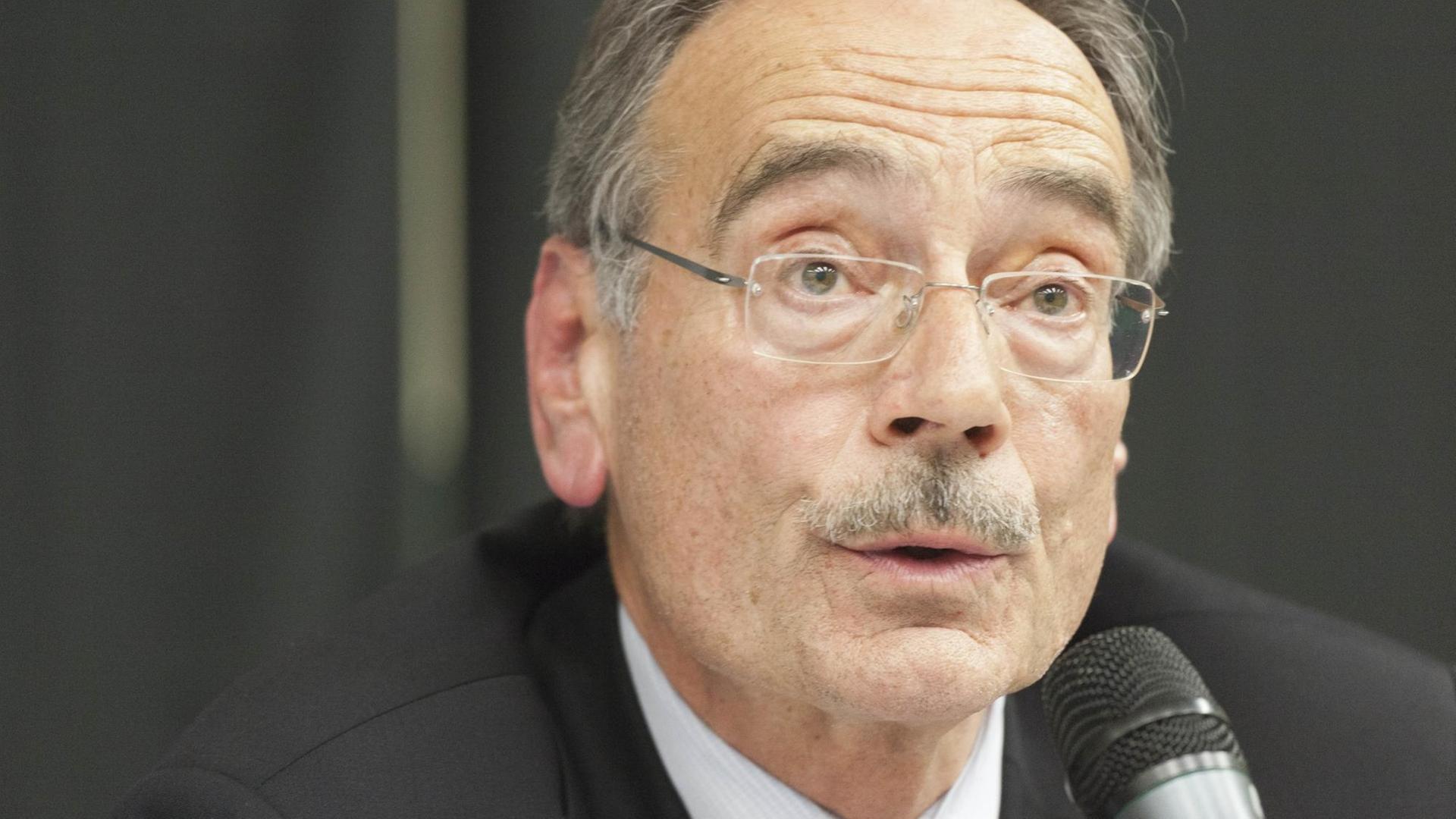 Professor Dr. Hansjörg Geiger (ehemaliger Chef der deutschen Geheimdienste, zunächst des Bundesamts für Verfassungsschutz, dann des Bundesnachrichtendienstes) auf dem Podium während einer Diskussion an der Universität Bielefeld. Professor Dr. Hansjörg Geiger (ehemaliger Chef der deutschen Geheimdienste, zunächst des Bundesamts für Verfassungsschutz, dann des Bundesnachrichtendienstes) auf dem Podium während einer Diskussion an der Universität Bielefeld.