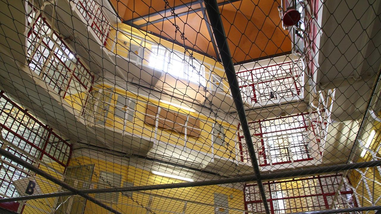 Gittertüren und Gänge in einem Gefängnis