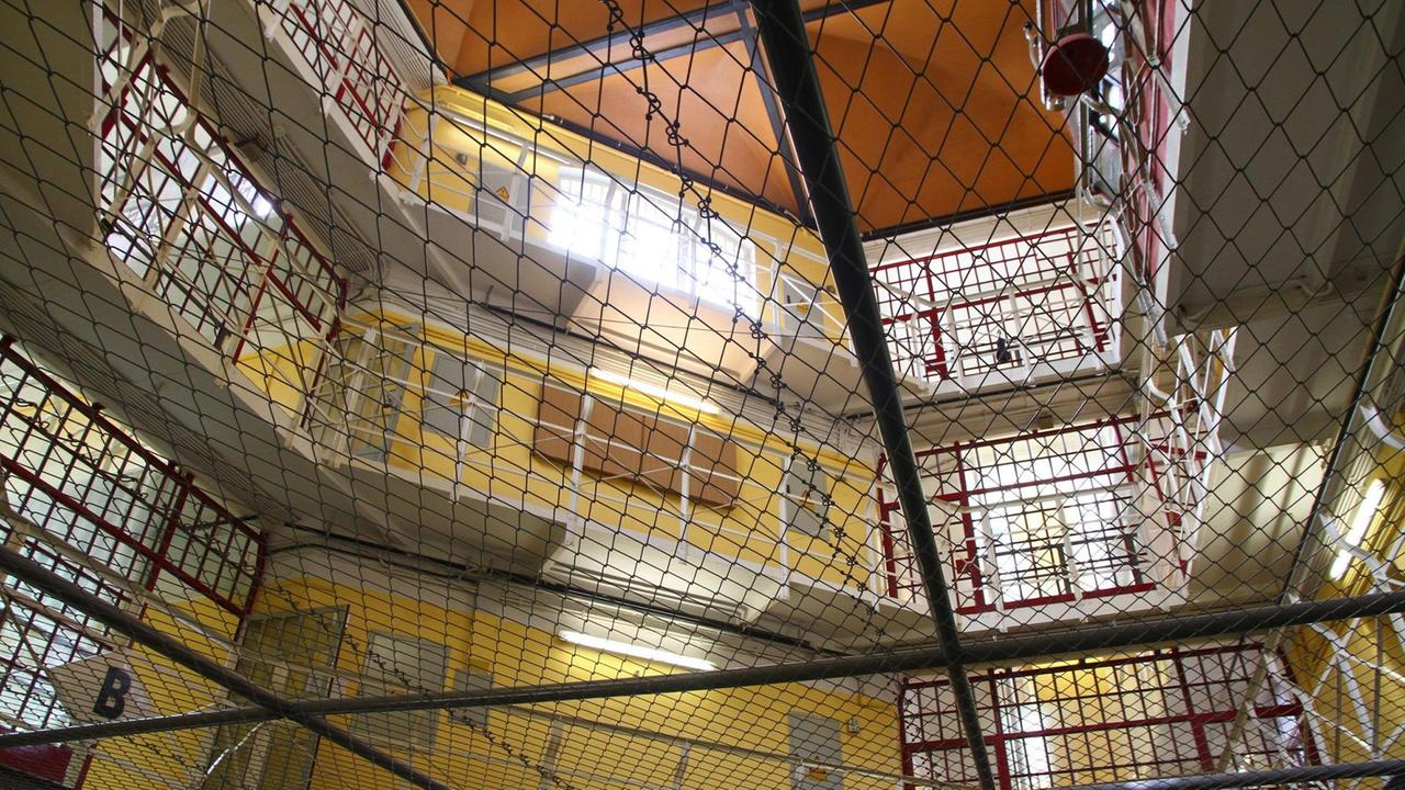 Gittertüren und Gänge in einem Gefängnis Gittertüren und Gänge in einem Gefängnis