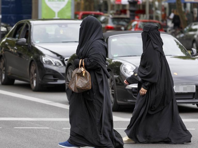 Zwei Frauen in Niqab.