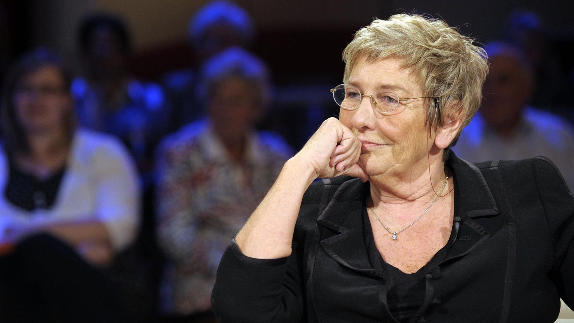 Carmen Thomas moderierte 20 Jahre lang eine der beliebtesten Hörfunk-Sendungen weit und breit "Hallo Ü-Wagen", sie war die erste Frau im "Aktuellen Sportstudio" und sie war Gastgeberin bei "3nach9" Carmen Thomas moderierte 20 Jahre lang eine der beliebtesten Hörfunk-Sendungen weit und breit "Hallo Ü-Wagen", sie war die erste Frau im "Aktuellen Sportstudio" und sie war Gastgeberin bei "3nach9"