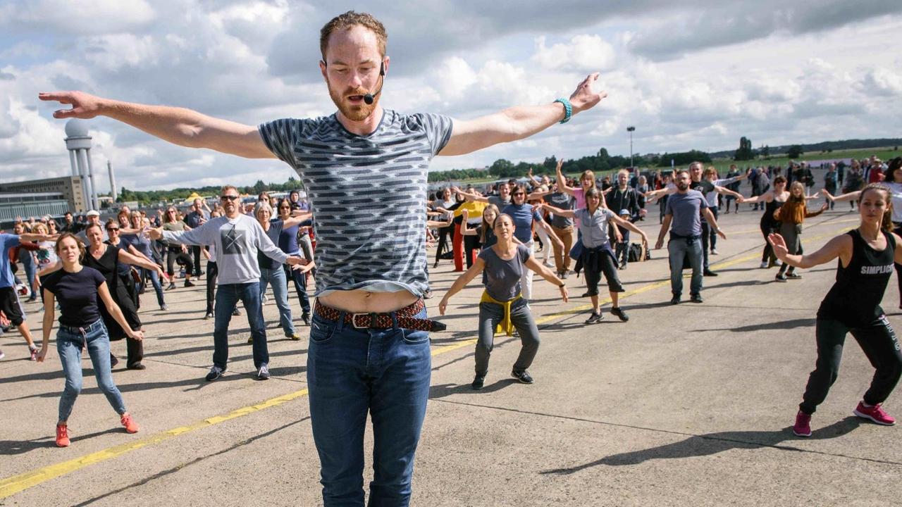 Der Tänzer und Choreograf, Boris Charmatz, Besuchern des "Fous de danse - Ganz Berlin tanzt auf Tempelhof" der Volksbühne auf dem Tempelhofer Feld. Der Tänzer und Choreograf, Boris Charmatz, Besuchern des "Fous de danse - Ganz Berlin tanzt auf Tempelhof" der Volksbühne auf dem Tempelhofer Feld.
